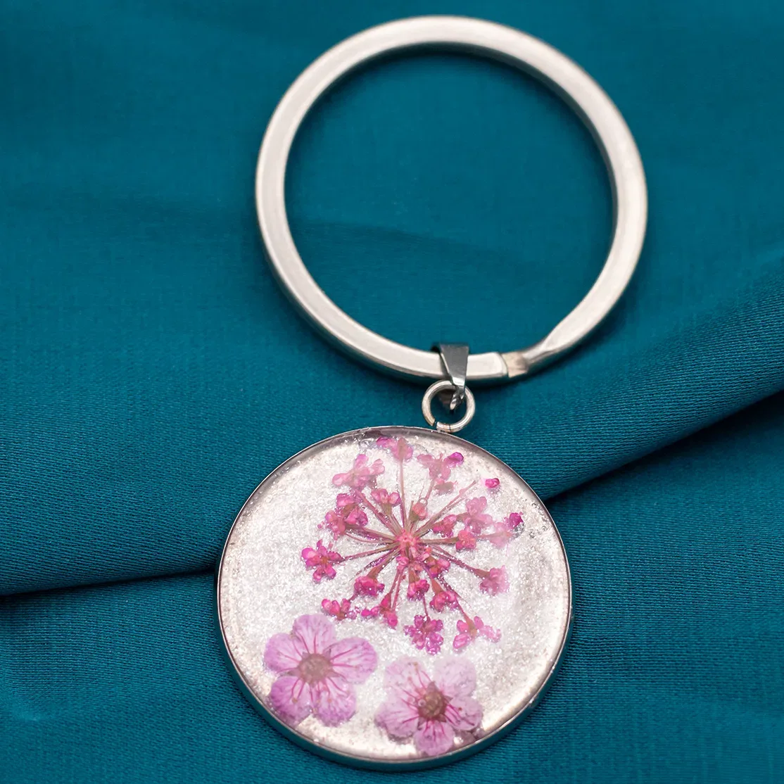 Portachiavi in Acciaio Inox con Resina e Fiori Essiccati