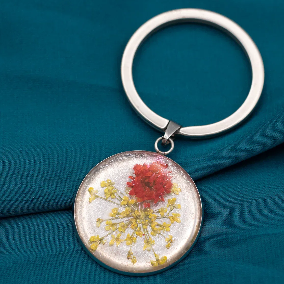 Portachiavi in Acciaio Inox con Resina e Fiori Essiccati