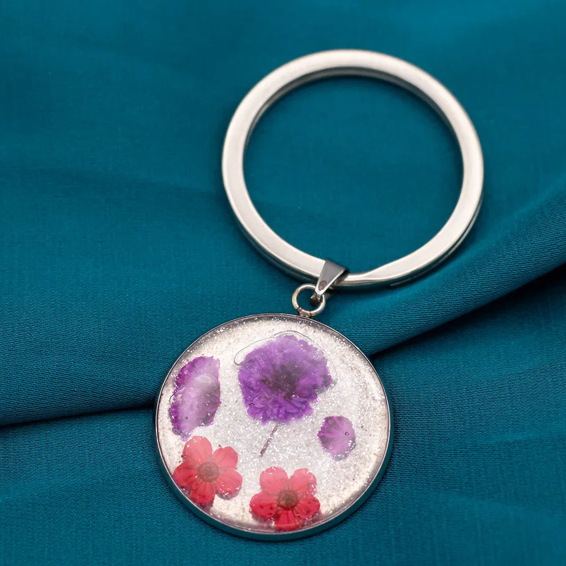 Portachiavi in Acciaio Inox con Resina e Fiori Essiccati