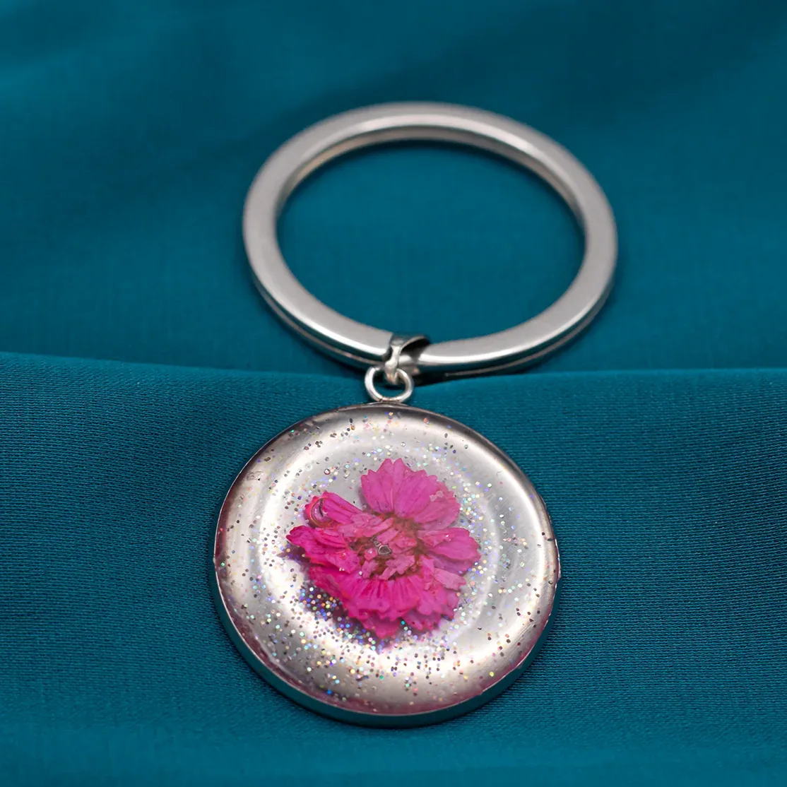 Portachiavi in Acciaio Inox con Resina e Fiori Essiccati