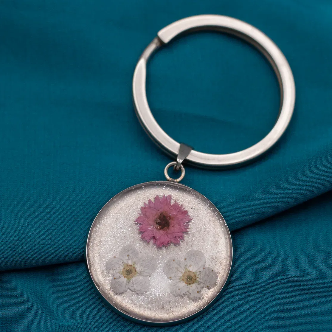Portachiavi in Acciaio Inox con Resina e Fiori Essiccati