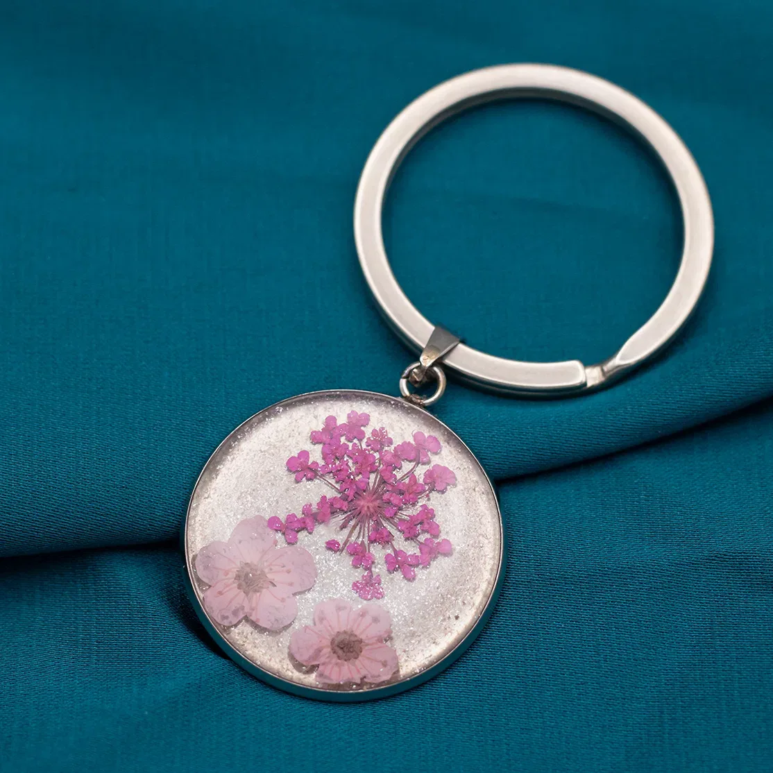 Portachiavi in Acciaio Inox con Resina e Fiori Essiccati