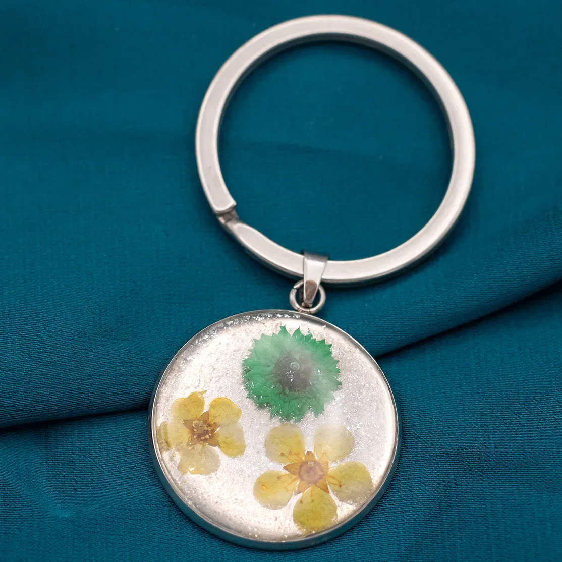 Portachiavi in Acciaio Inox con Resina e Fiori Essiccati
