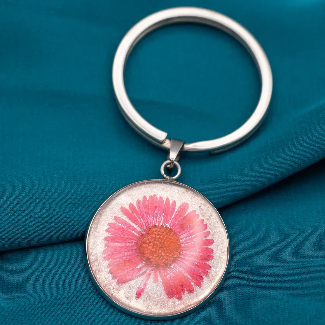 Portachiavi in Acciaio Inox con Resina e Fiori Essiccati
