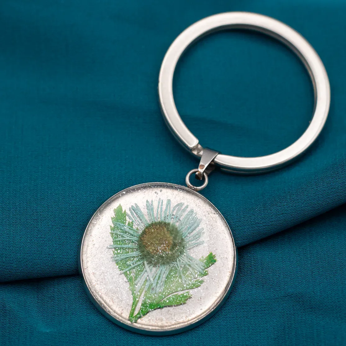 Portachiavi in Acciaio Inox con Resina e Fiori Essiccati