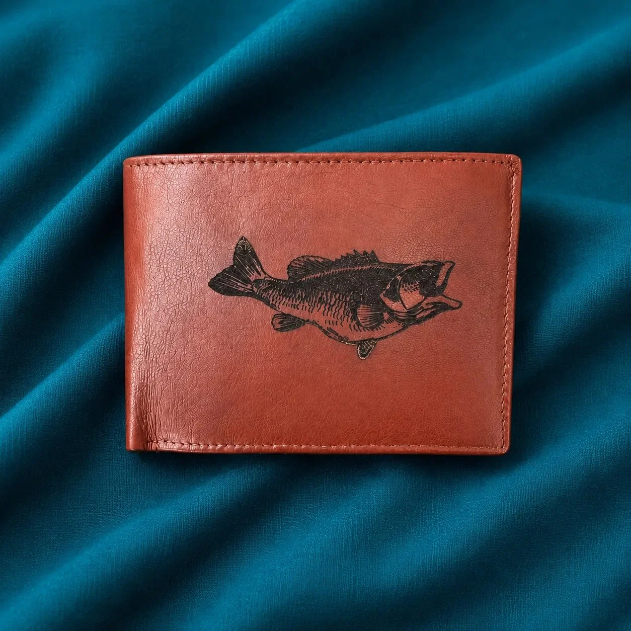 Portafoglio in Pelle con Scena di Pesca Incisa